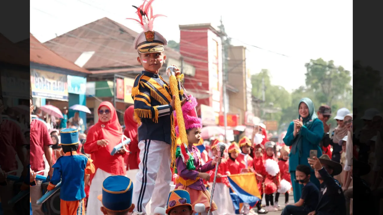 Salah seorang peserta pawai memperagakan atraksi